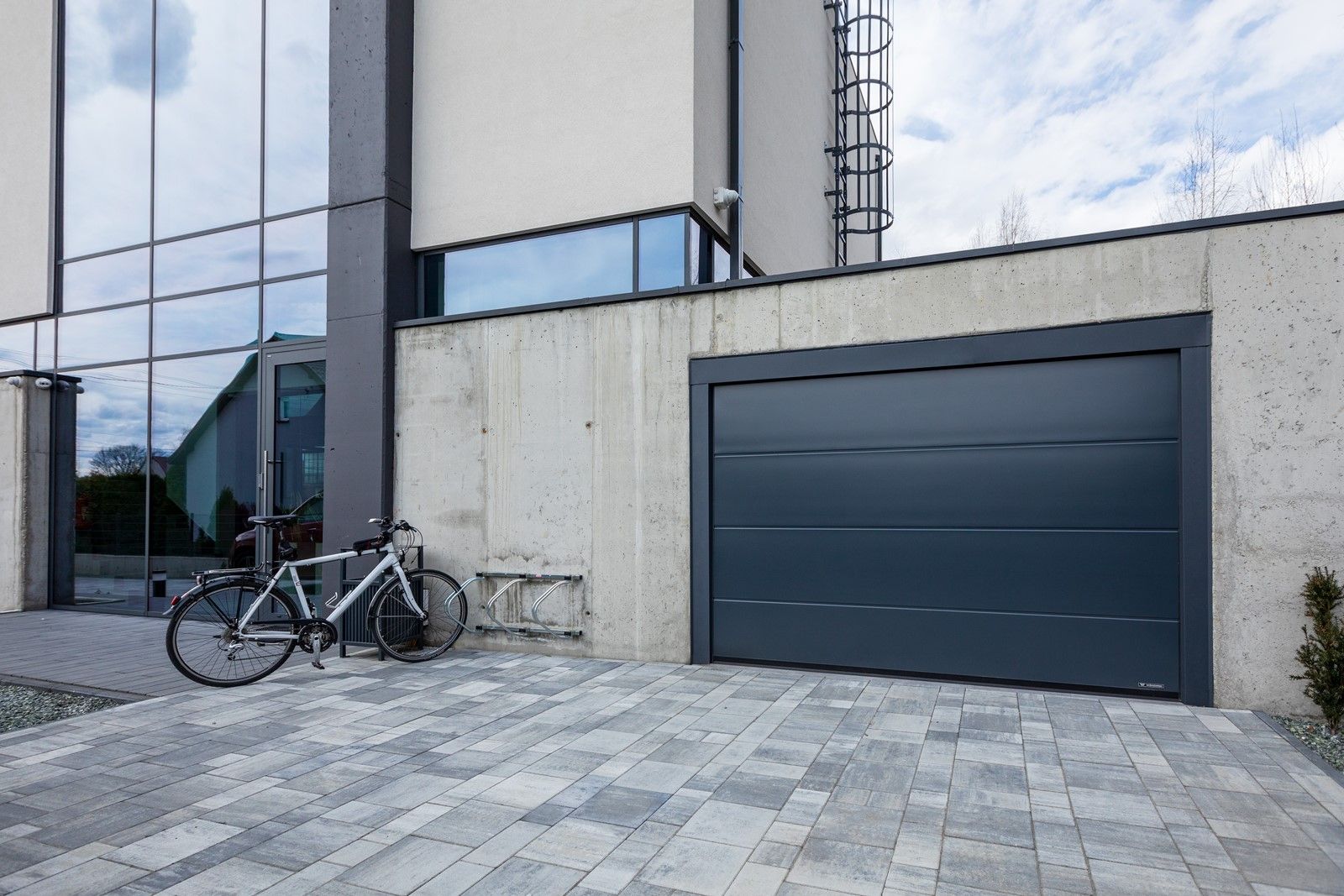 Brama garażowa UniPro w wersji RenoSystem; fasada i drzwi z profili aluminiowych