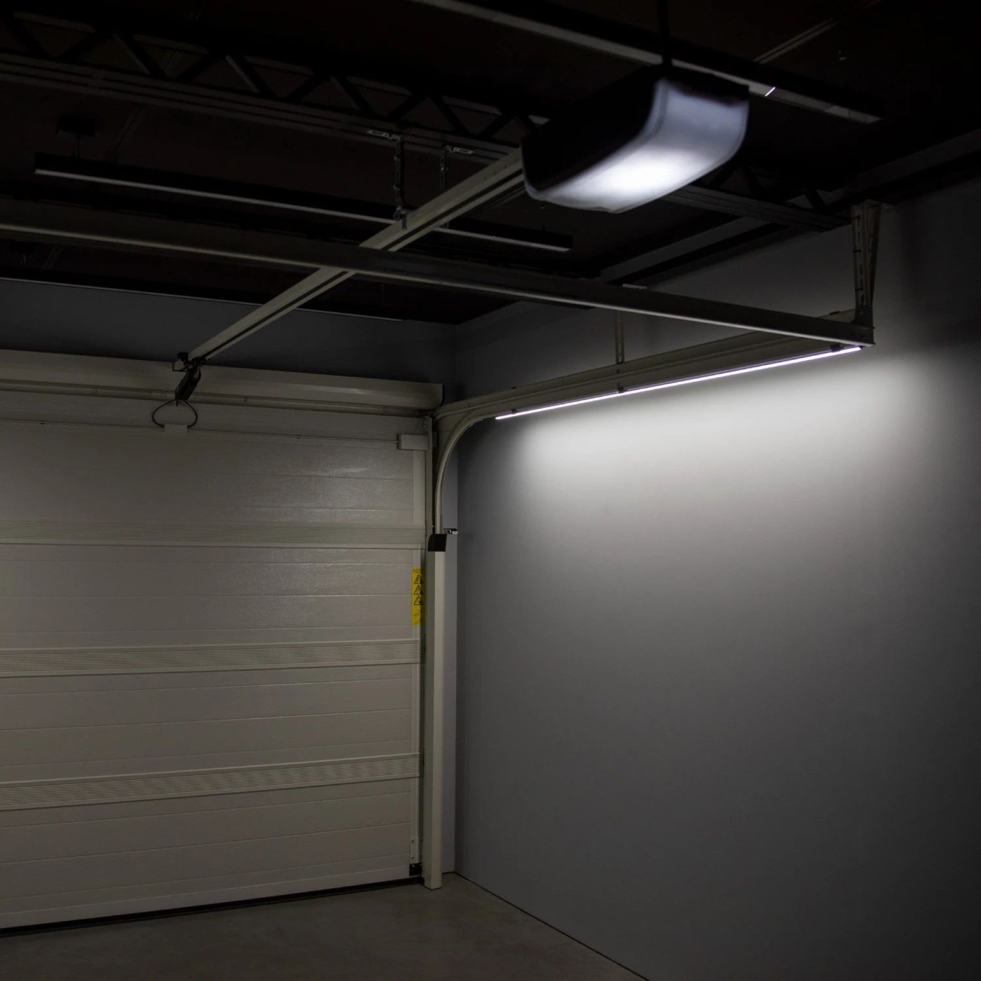 Oświetlenie LED pod prowadnice bramy garażowej