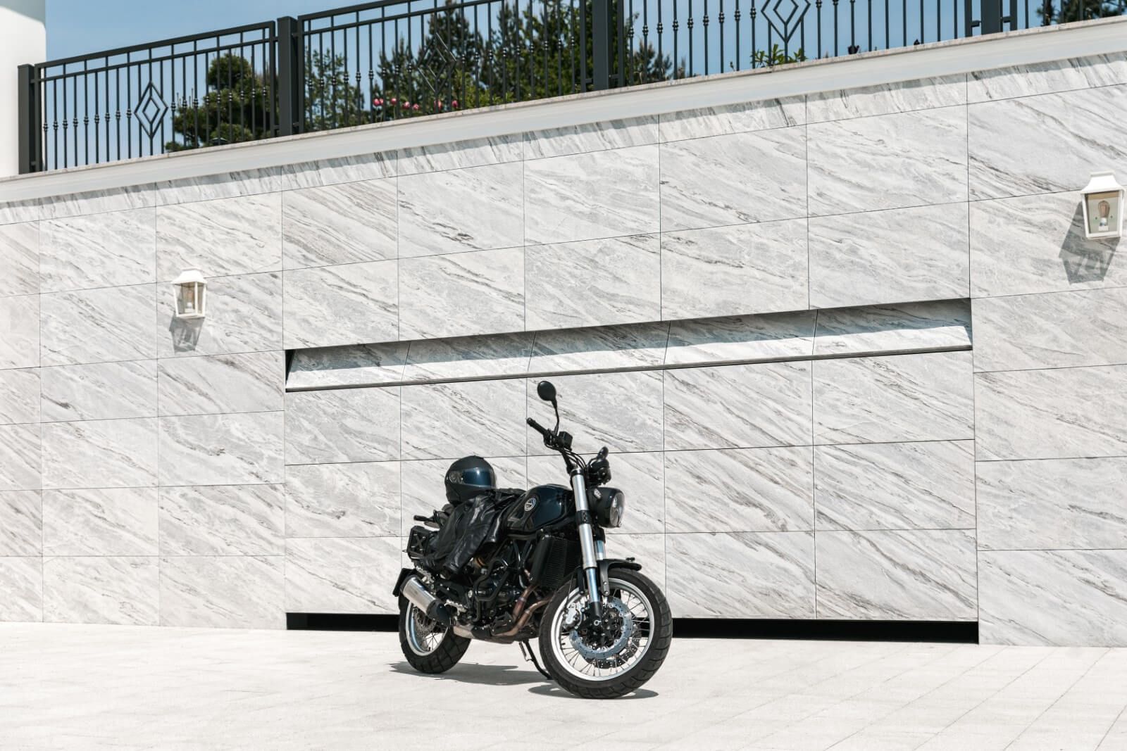 Brama elewacyjna do garażu z kamienia