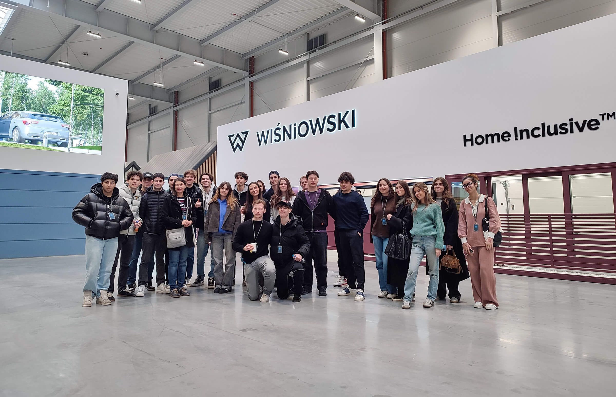 Un groupe d’environ 30 étudiants de l’ESDES Lyon Business School a visité le siège de WIŚNIOWSKI