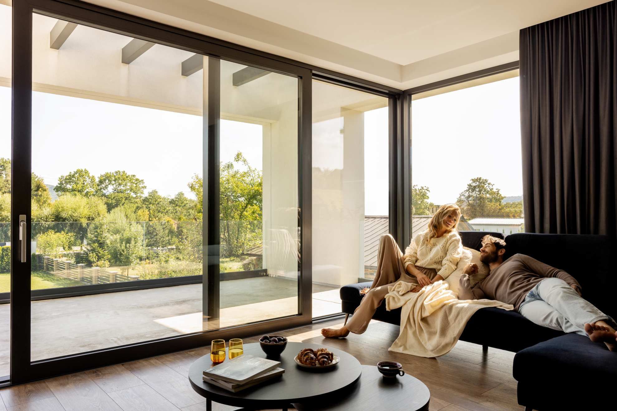 Duże okna w salonie