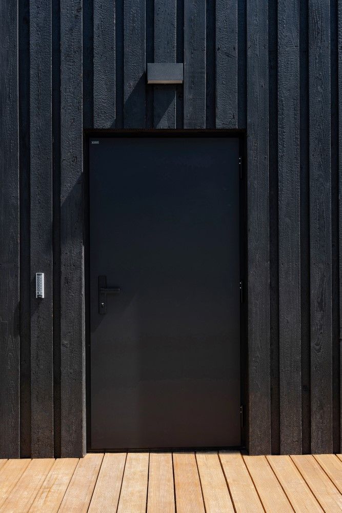 Czarne drzwi