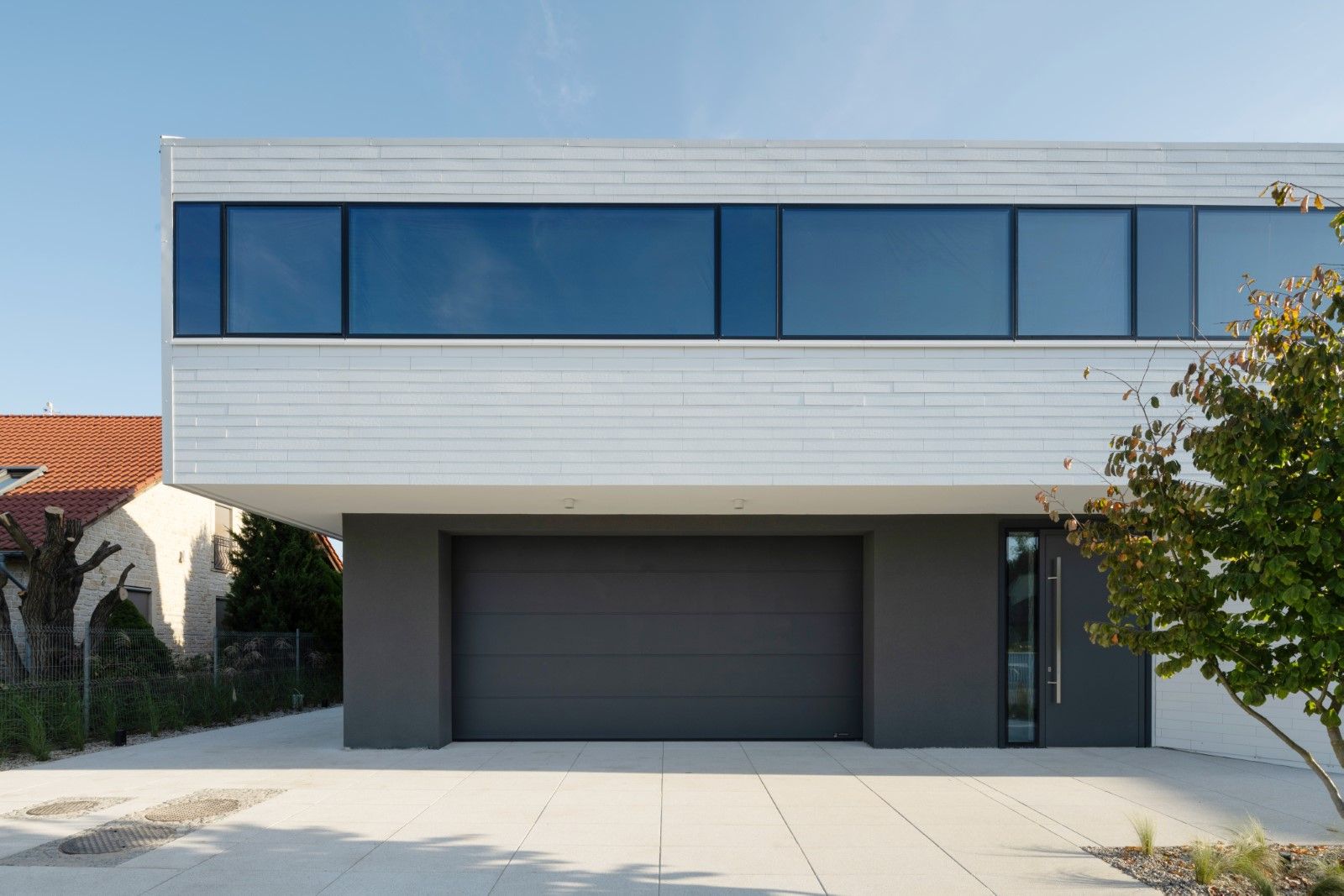 Wie die Farbe von Toren, Türen und Zäunen die Wahrnehmung der Architektur eines Hauses beeinflusst?