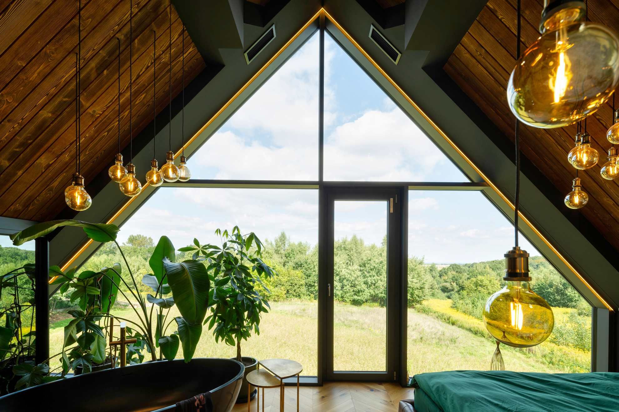 Trójkątne okno na poddaszu