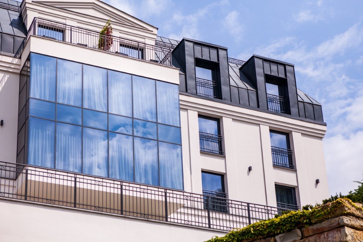 Okna i fasady aluminiowe WIŚNIOWSKI w kolorze RAL 7016 mat struktura, zachodnia ekspozycja hotelu
