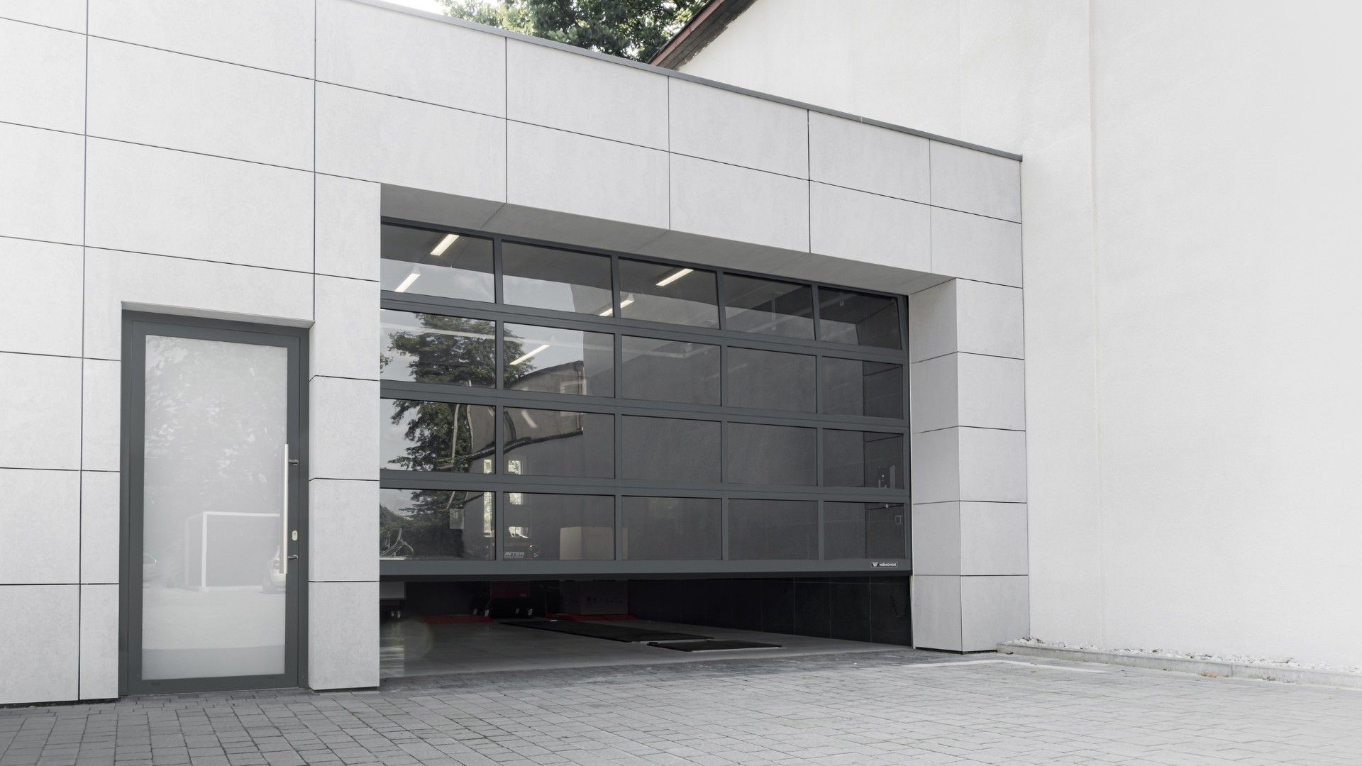 Aluminiowe panele VISUAL w bramie przemysłowej